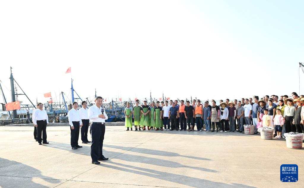 10月15日至16日，中共中央总书记、国家主席、中央军委主席习近平在福建考察。这是15日下午，习近平在漳州市东山县陈城镇澳角村考察时，同渔民们亲切交流。