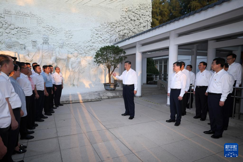 10月15日至16日，中共中央总书记、国家主席、中央军委主席习近平在福建考察。这是15日下午，习近平在漳州市东山县谷文昌纪念馆考察时，同谷文昌干部学院教师、学员代表亲切交流。