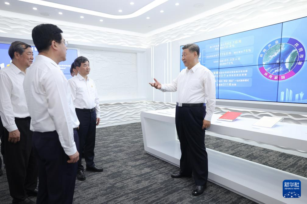 10月15日至16日，中共中央总书记、国家主席、中央军委主席习近平在福建考察。这是16日上午，习近平在中国（福建）自由贸易试验区厦门片区参观自由贸易试验区建设成果展。