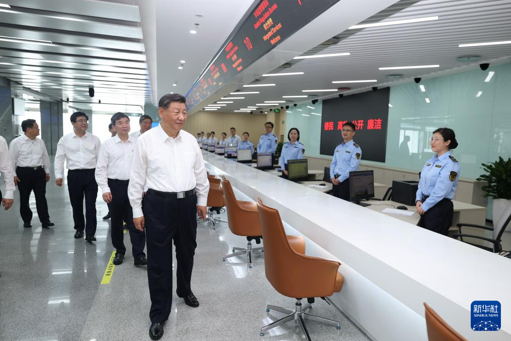 10月15日至16日，中共中央总书记、国家主席、中央军委主席习近平在福建考察。这是16日上午，习近平在中国（福建）自由贸易试验区厦门片区考察时，同综合服务大厅现场工作人员亲切交流。