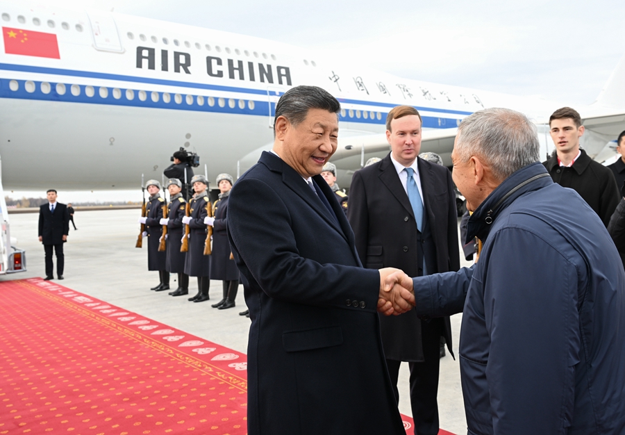 当地时间10月22日中午，国家主席习近平乘专机抵达喀山，应俄罗斯联邦总统普京邀请，出席金砖国家领导人第十六次会晤。这是习近平与到机场迎接的俄罗斯联邦鞑靼斯坦共和国行政长官明尼哈诺夫亲切握手。
