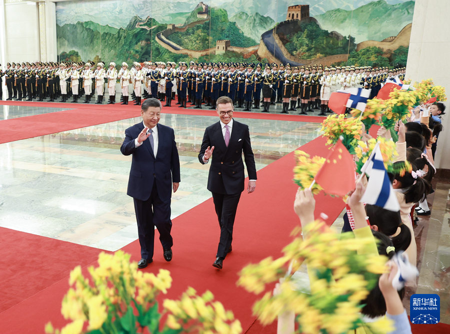 10月29日下午，国家主席习近平在北京人民大会堂同来华进行国事访问的芬兰总统斯图布举行会谈。这是会谈前，习近平在人民大会堂北大厅为斯图布举行欢迎仪式。