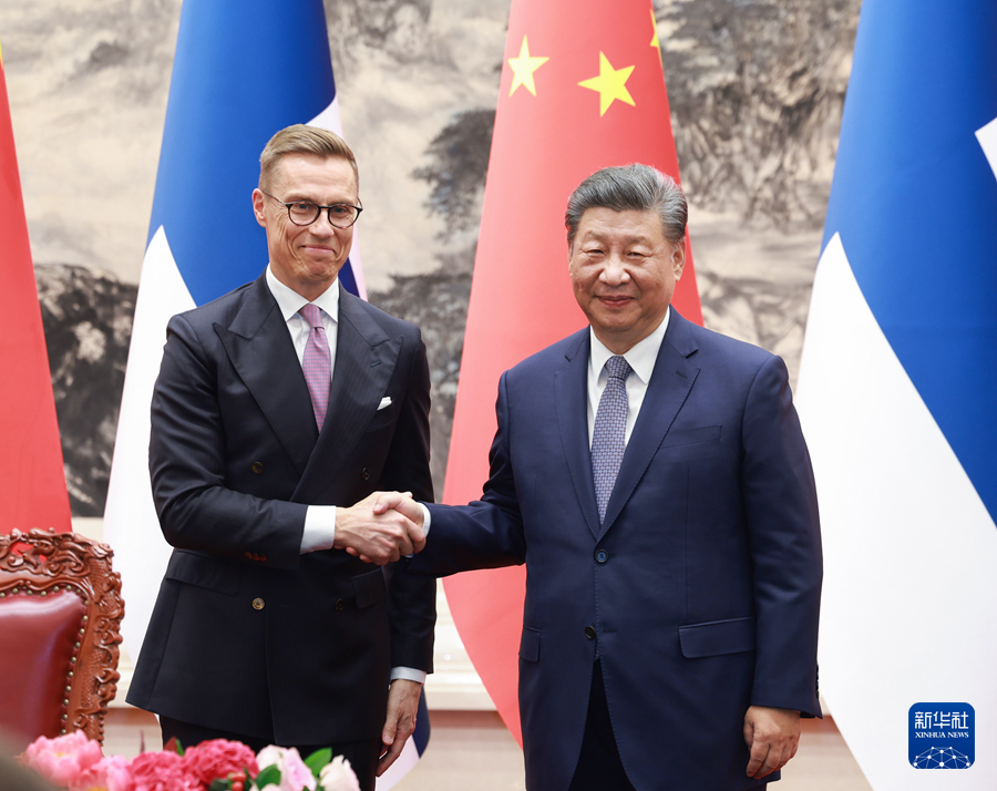 10月29日下午，国家主席习近平在北京人民大会堂同来华进行国事访问的芬兰总统斯图布举行会谈。会谈后，两国元首共同见证签署多项双边合作文件。这是习近平同斯图布握手。