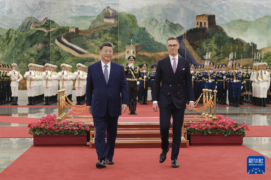 10月29日下午，国家主席习近平在北京人民大会堂同来华进行国事访问的芬兰总统斯图布举行会谈。这是会谈前，习近平在人民大会堂北大厅为斯图布举行欢迎仪式。