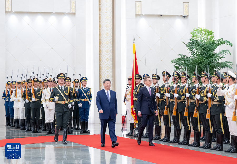 10月29日下午，国家主席习近平在北京人民大会堂同来华进行国事访问的芬兰总统斯图布举行会谈。这是会谈前，习近平在人民大会堂北大厅为斯图布举行欢迎仪式。