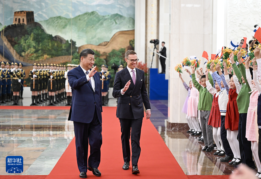 10月29日下午，国家主席习近平在北京人民大会堂同来华进行国事访问的芬兰总统斯图布举行会谈。这是会谈前，习近平在人民大会堂北大厅为斯图布举行欢迎仪式。