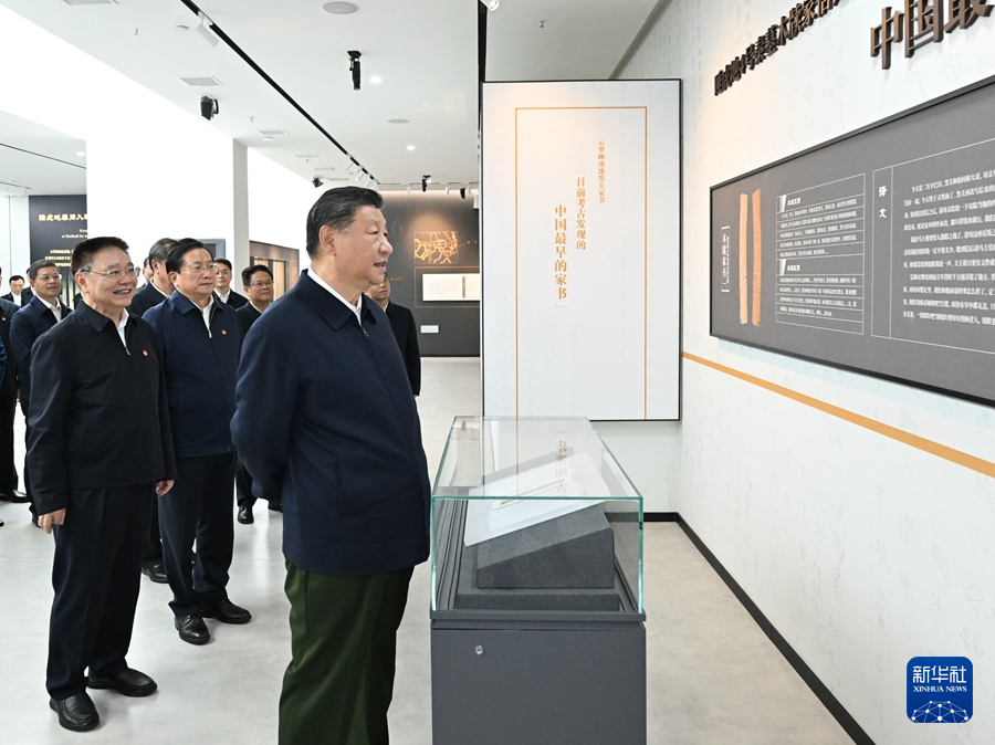 11月4日至6日，中共中央总书记、国家主席、中央军委主席习近平在湖北考察。这是4日下午，习近平在孝感市云梦县博物馆参观出土秦汉简牍展。