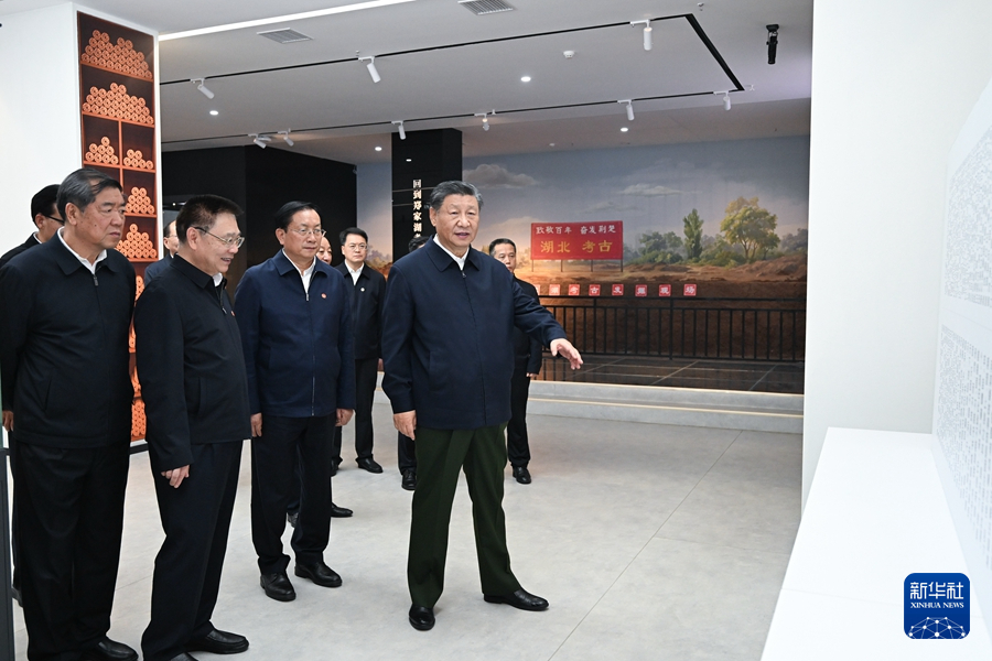 11月4日至6日，中共中央总书记、国家主席、中央军委主席习近平在湖北考察。这是4日下午，习近平在孝感市云梦县博物馆参观出土秦汉简牍展。