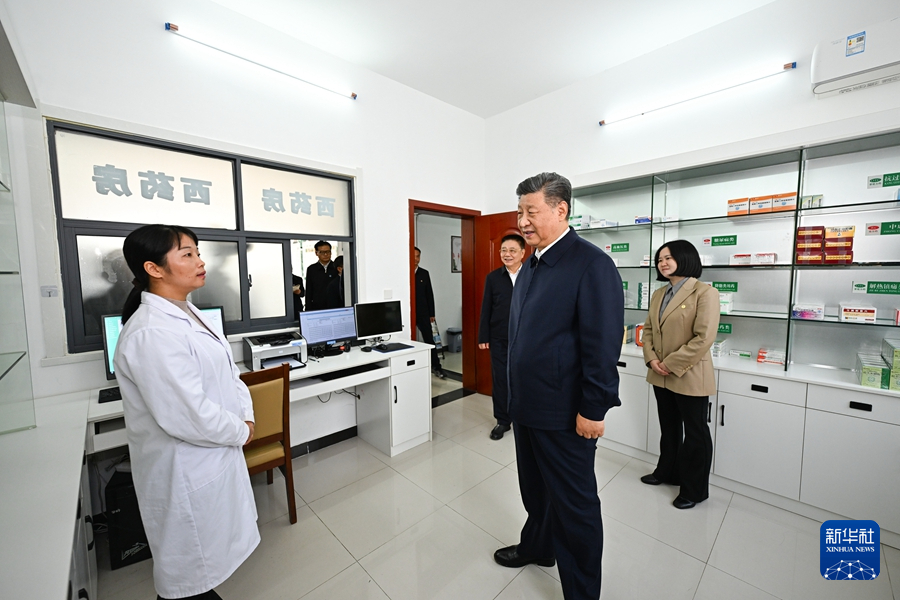 11月4日至6日，中共中央总书记、国家主席、中央军委主席习近平在湖北考察。这是5日上午，习近平在咸宁市嘉鱼县潘家湾镇四邑村卫生室考察。