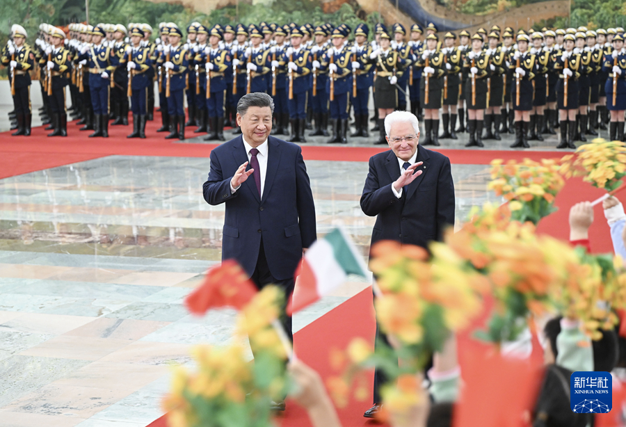 11月8日下午，国家主席习近平在北京人民大会堂同来华进行国事访问的意大利总统马塔雷拉举行会谈。这是习近平在人民大会堂北大厅为马塔雷拉举行欢迎仪式。