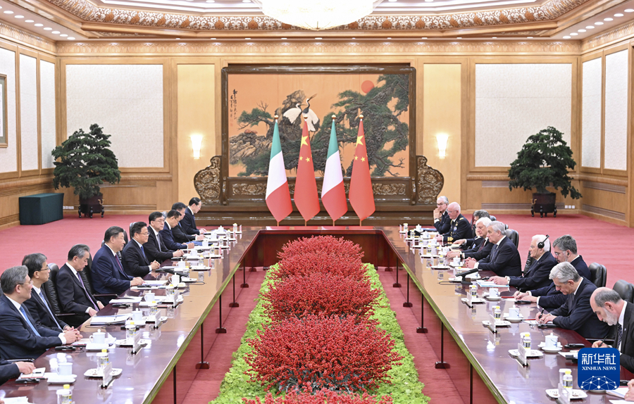 11月8日下午，国家主席习近平在北京人民大会堂同来华进行国事访问的意大利总统马塔雷拉举行会谈。