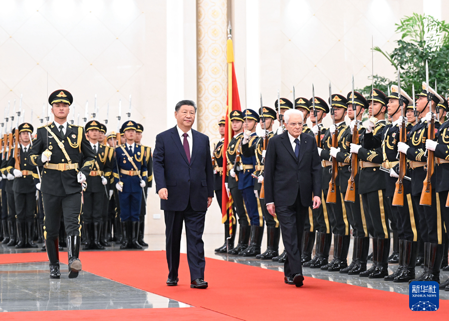 11月8日下午，国家主席习近平在北京人民大会堂同来华进行国事访问的意大利总统马塔雷拉举行会谈。这是习近平在人民大会堂北大厅为马塔雷拉举行欢迎仪式。