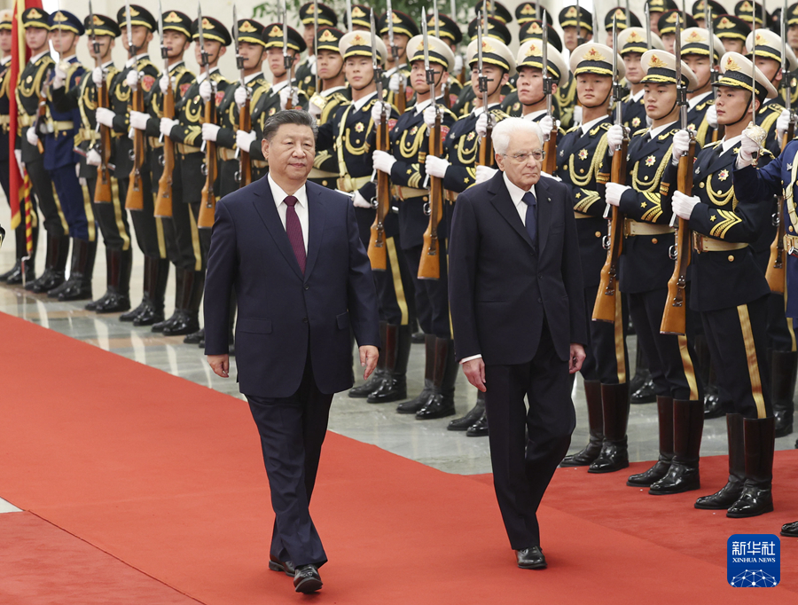 11月8日下午，国家主席习近平在北京人民大会堂同来华进行国事访问的意大利总统马塔雷拉举行会谈。这是习近平在人民大会堂北大厅为马塔雷拉举行欢迎仪式。