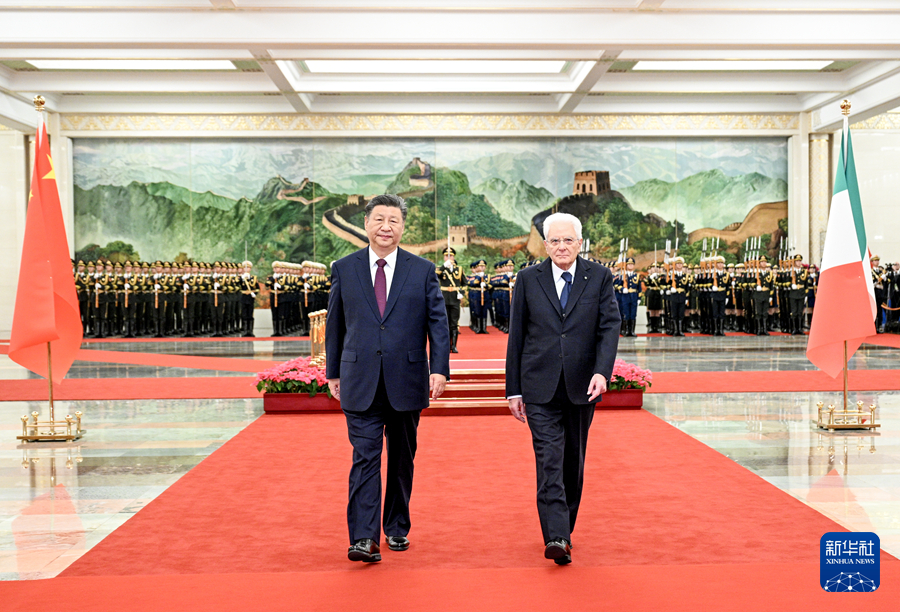 11月8日下午，国家主席习近平在北京人民大会堂同来华进行国事访问的意大利总统马塔雷拉举行会谈。这是习近平在人民大会堂北大厅为马塔雷拉举行欢迎仪式。