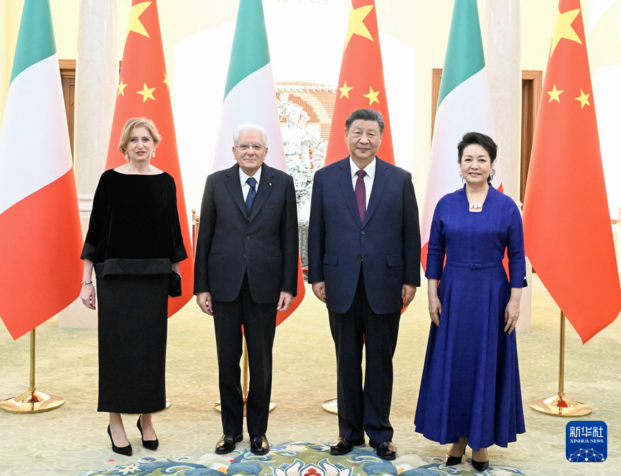 11月8日下午，国家主席习近平在北京人民大会堂同来华进行国事访问的意大利总统马塔雷拉举行会谈。这是习近平和夫人彭丽媛同马塔雷拉和女儿劳拉合影。