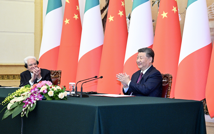 11月8日晚，国家主席习近平在北京同意大利总统马塔雷拉共同会见出席中意文化合作机制大会和中意大学校长对话会的双方代表。