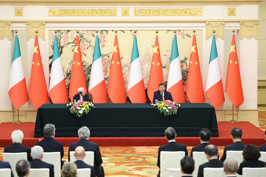 11月8日晚，国家主席习近平在北京同意大利总统马塔雷拉共同会见出席中意文化合作机制大会和中意大学校长对话会的双方代表。