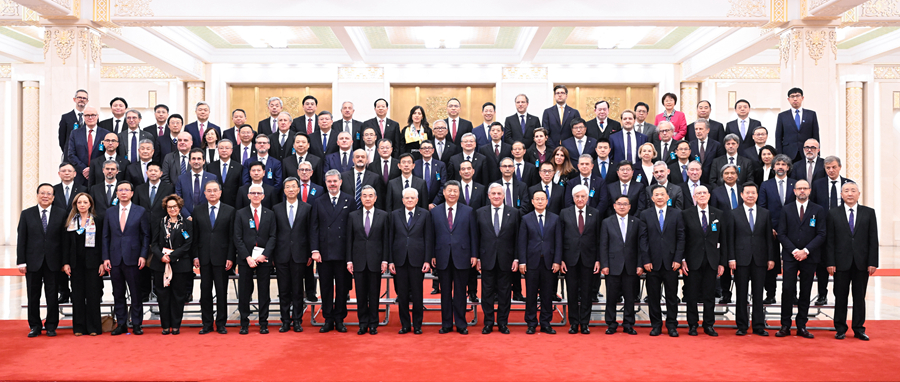 11月8日晚，国家主席习近平在北京同意大利总统马塔雷拉共同会见出席中意文化合作机制大会和中意大学校长对话会的双方代表。这是会见前，两国元首同双方代表合影留念。
