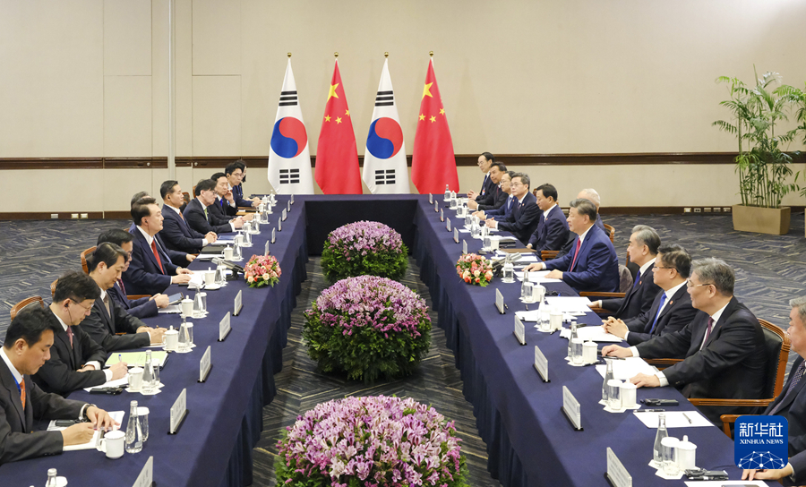 当地时间11月15日上午，国家主席习近平在利马出席亚太经合组织领导人非正式会议期间会见韩国总统尹锡悦。