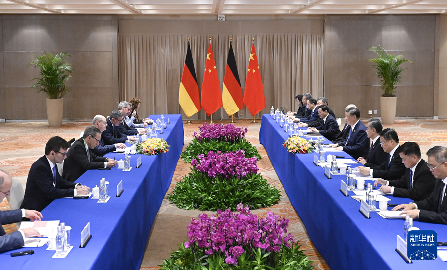 当地时间11月19日上午，国家主席习近平在里约热内卢出席二十国集团领导人峰会期间会见德国总理朔尔茨。