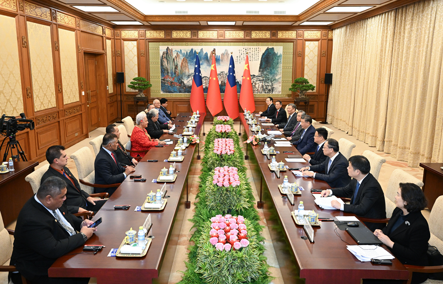 11月26日下午，国家主席习近平在北京钓鱼台国宾馆会见来华进行正式访问的萨摩亚总理菲娅梅。