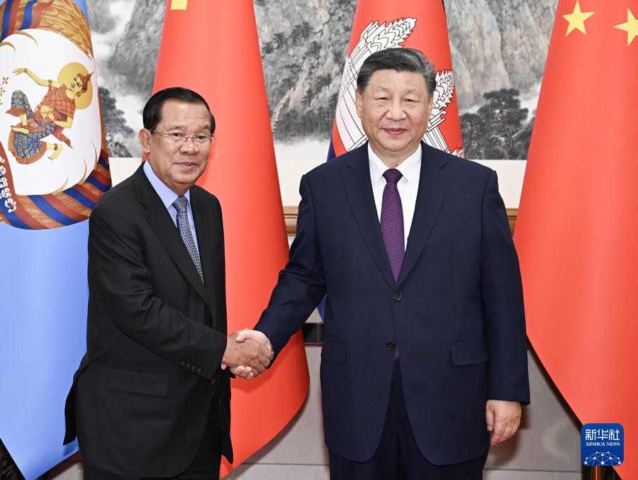 12月3日，中共中央总书记、国家主席习近平在北京钓鱼台国宾馆同柬埔寨人民党主席、参议院主席洪森举行会谈。