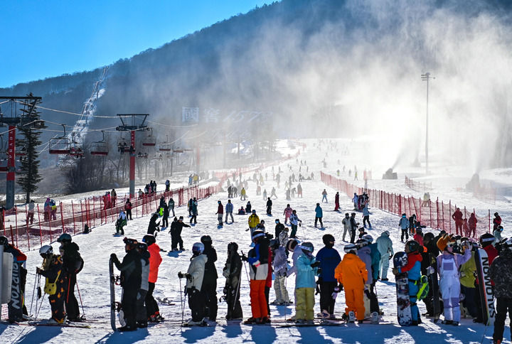 2024年11月23日，滑雪爱好者在位于吉林市冰雪经济高质量发展试验区的北大湖滑雪度假区内滑雪。