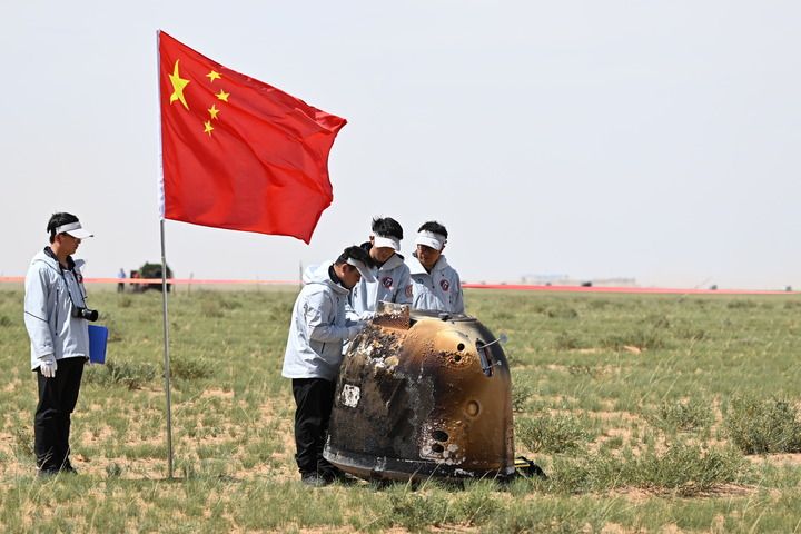 2024年6月25日，嫦娥六号返回器携带来自月背的月球样品安全着陆在内蒙古四子王旗预定区域，探月工程嫦娥六号任务取得圆满成功。