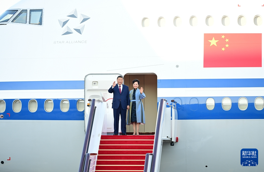 12月18日下午，中共中央总书记、国家主席、中央军委主席习近平乘专机抵达澳门，出席将于20日举行的庆祝澳门回归祖国25周年大会暨澳门特别行政区第六届政府就职典礼并视察澳门。这是习近平和夫人彭丽媛走出舱门，向欢迎人群挥手致意。