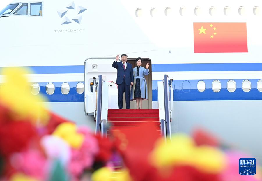 12月18日下午，中共中央总书记、国家主席、中央军委主席习近平乘专机抵达澳门，出席将于20日举行的庆祝澳门回归祖国25周年大会暨澳门特别行政区第六届政府就职典礼并视察澳门。这是习近平和夫人彭丽媛走出舱门，向欢迎人群挥手致意。