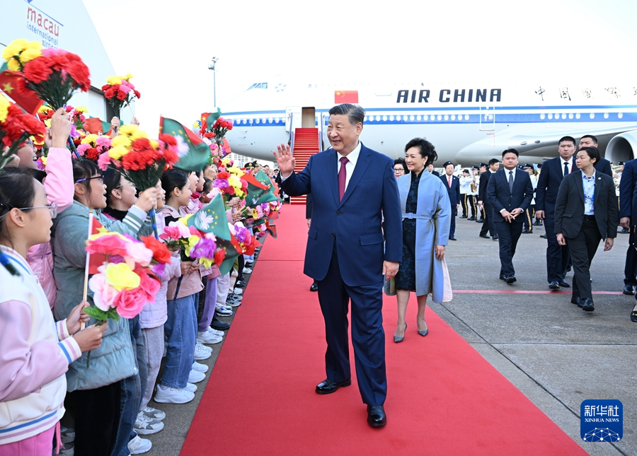 12月18日下午，中共中央总书记、国家主席、中央军委主席习近平乘专机抵达澳门，出席将于20日举行的庆祝澳门回归祖国25周年大会暨澳门特别行政区第六届政府就职典礼并视察澳门。这是习近平和夫人彭丽媛向欢迎人群致意。
