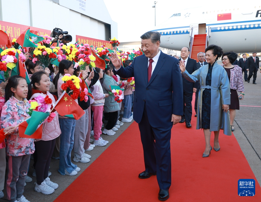 12月18日下午，中共中央总书记、国家主席、中央军委主席习近平乘专机抵达澳门，出席将于20日举行的庆祝澳门回归祖国25周年大会暨澳门特别行政区第六届政府就职典礼并视察澳门。这是习近平和夫人彭丽媛向欢迎人群致意。