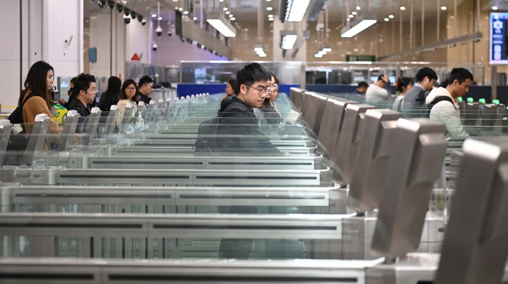 旅客通过横琴口岸自助查验通道过关（2024年11月25日摄）。