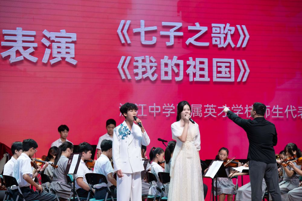 澳门濠江中学附属英才学校师生代表献唱《我的祖国》（2024年10月17日摄）。
