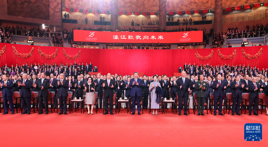 12月19日晚，庆祝澳门回归祖国25周年文艺晚会在澳门东亚运动会体育馆举行。中共中央总书记、国家主席、中央军委主席习近平观看演出。晚会最后，习近平同全场观众一起高唱《歌唱祖国》。