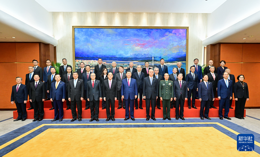 12月19日下午，国家主席习近平在澳门会见澳门特别行政区行政、立法、司法机构负责人。