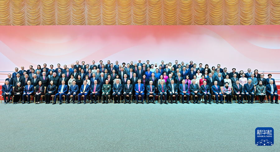 12月19日下午，国家主席习近平在澳门会见澳门社会各界代表人士。