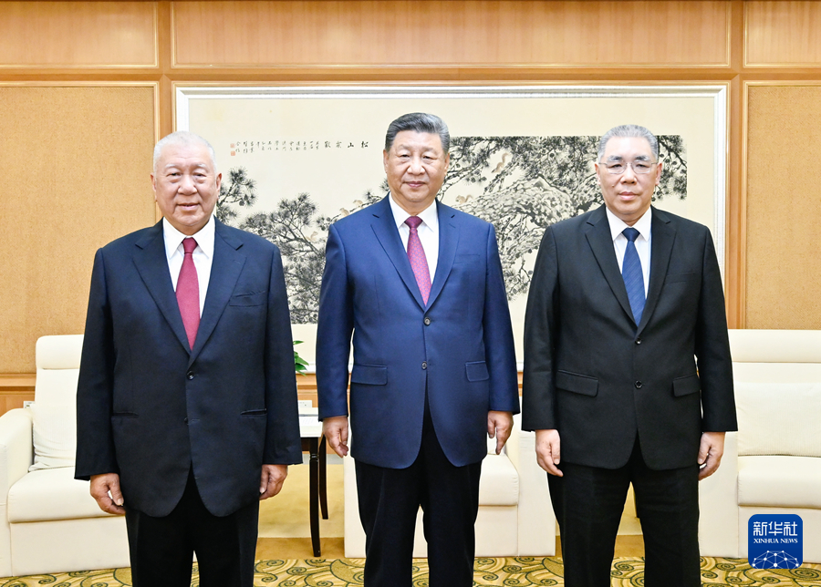 12月19日下午，国家主席习近平在澳门会见全国政协副主席何厚铧和澳门特别行政区前任行政长官崔世安。