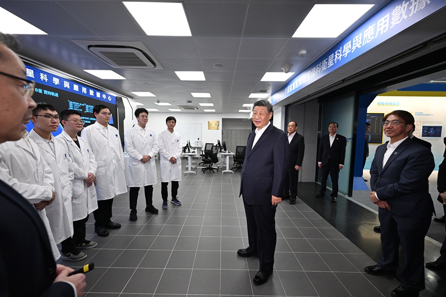 12月19日上午，国家主席习近平在澳门特别行政区行政长官贺一诚陪同下，来到澳门科技大学考察，同学校师生和科研工作者亲切交流。这是习近平在澳科卫星科学与应用数据中心考察时，同在场的研究人员和学生代表亲切交流。