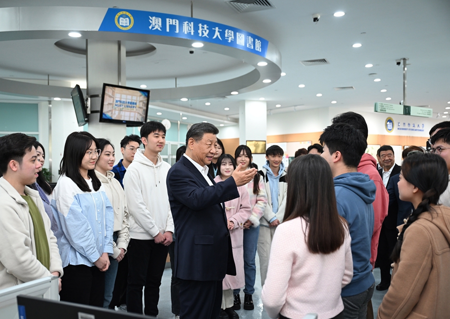 12月19日上午，国家主席习近平在澳门特别行政区行政长官贺一诚陪同下，来到澳门科技大学考察，同学校师生和科研工作者亲切交流。这是习近平在学校图书馆同正在查阅资料的同学们亲切交流。