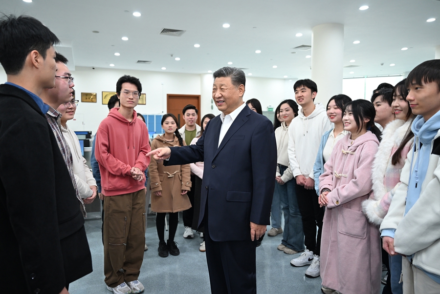 12月19日上午，国家主席习近平在澳门特别行政区行政长官贺一诚陪同下，来到澳门科技大学考察，同学校师生和科研工作者亲切交流。这是习近平在学校图书馆同正在查阅资料的同学们亲切交流。