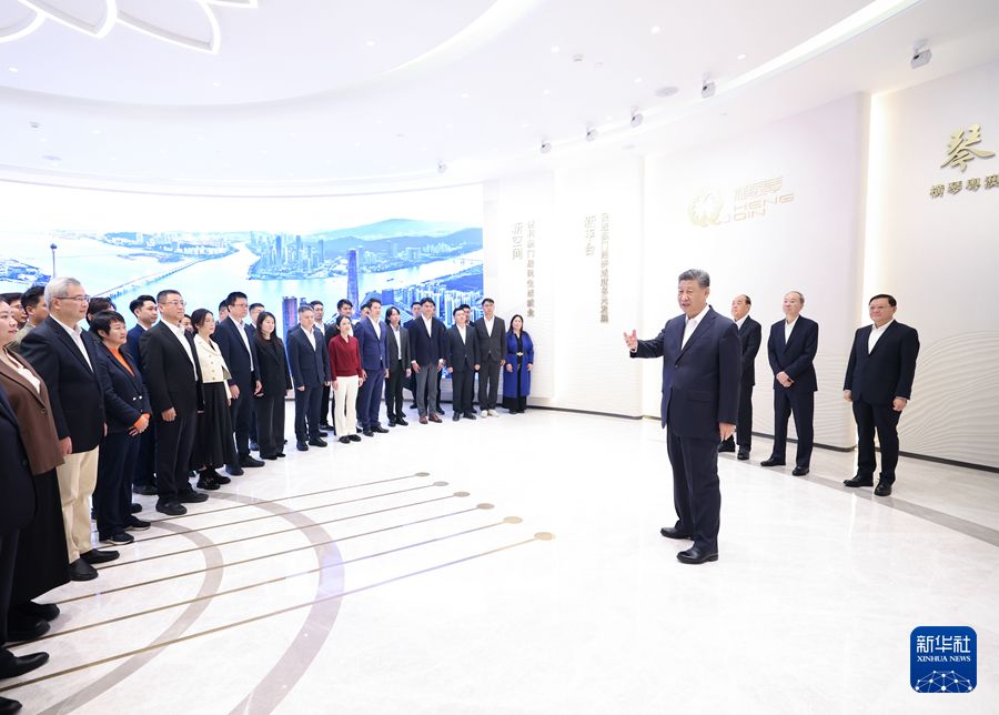 12月19日上午，中共中央总书记、国家主席、中央军委主席习近平在澳门特别行政区行政长官贺一诚陪同下，来到横琴粤澳深度合作区考察。这是习近平在横琴天沐琴台展示厅考察时，同参与横琴粤澳深度合作区规划、建设、管理、服务等各方面代表亲切交流。