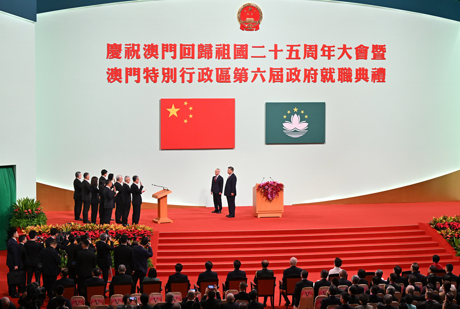 12月20日上午，庆祝澳门回归祖国25周年大会暨澳门特别行政区第六届政府就职典礼在澳门东亚运动会体育馆隆重举行。中共中央总书记、国家主席、中央军委主席习近平出席并发表重要讲话。这是习近平监誓，澳门特别行政区第六届政府主要官员在澳门特区第六任行政长官岑浩辉带领下宣誓就职。