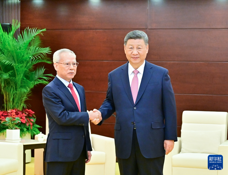 12月20日上午，国家主席习近平在澳门会见刚刚就职的澳门特别行政区行政长官岑浩辉。