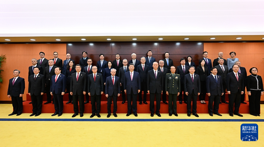 12月20日上午，国家主席习近平在澳门会见澳门特别行政区新任行政、立法、司法机构负责人。