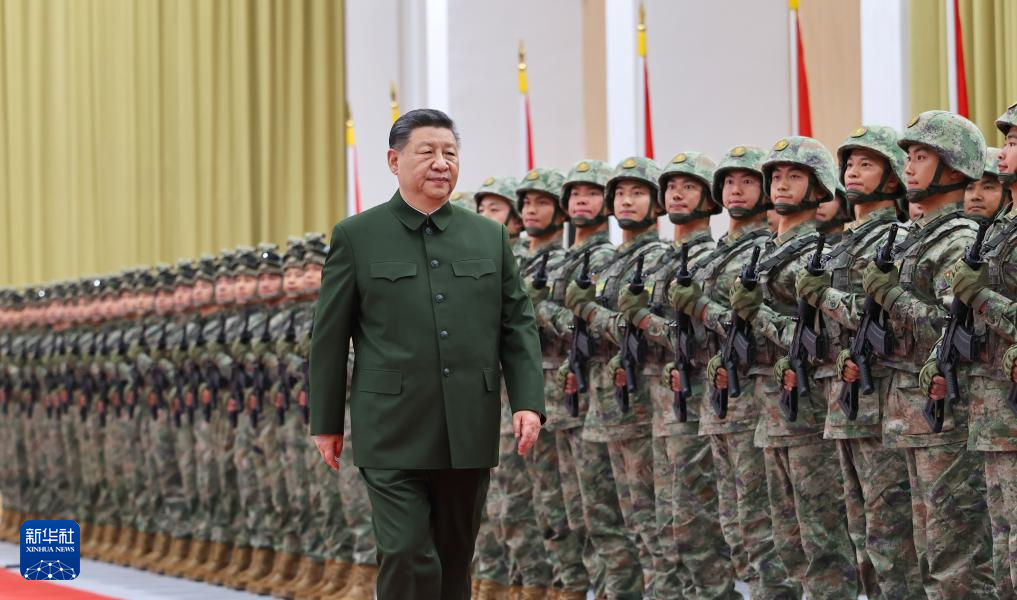 12月20日，中共中央总书记、国家主席、中央军委主席习近平视察中国人民解放军驻澳门部队，代表党中央和中央军委向驻澳门部队全体官兵致以诚挚问候。这是习近平检阅驻澳门部队。