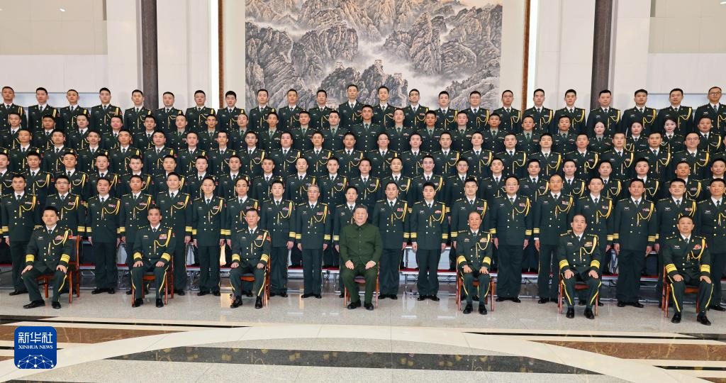 12月20日，中共中央总书记、国家主席、中央军委主席习近平视察中国人民解放军驻澳门部队，代表党中央和中央军委向驻澳门部队全体官兵致以诚挚问候。这是习近平亲切接见驻澳门部队官兵代表，同大家合影留念。