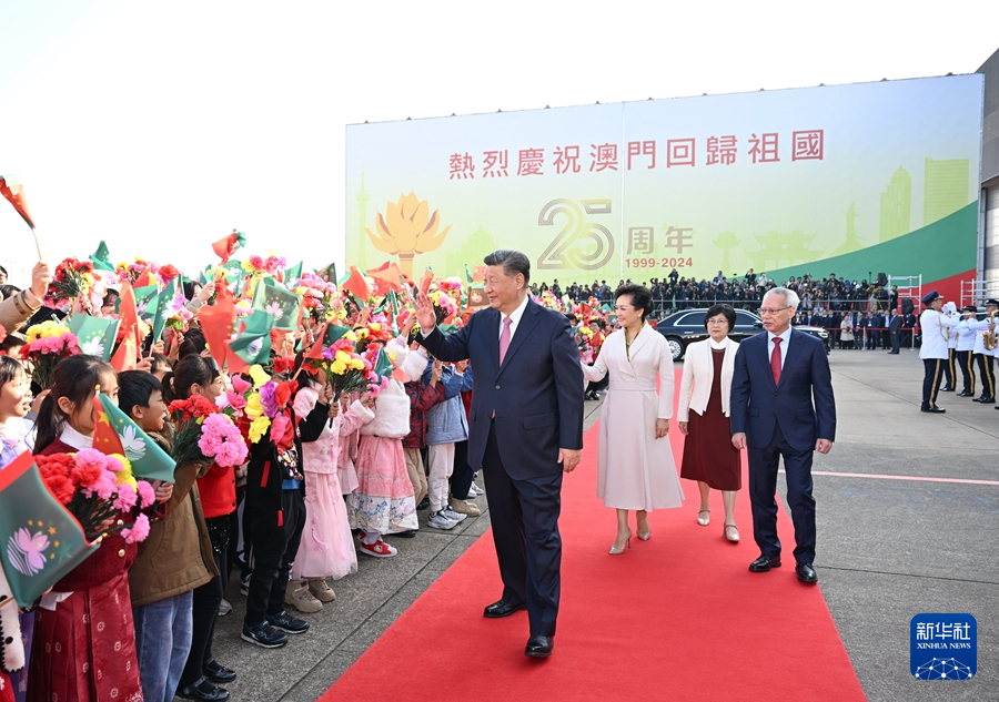 12月20日下午，中共中央总书记、国家主席、中央军委主席习近平圆满结束在澳门的各项活动，乘专机离开澳门。这是习近平和夫人彭丽媛向欢送人群挥手致意。