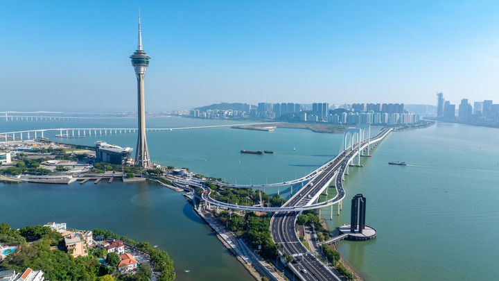 澳门旅游塔、西湾大桥一带的景色（无人机照片，2024年12月11日摄）。