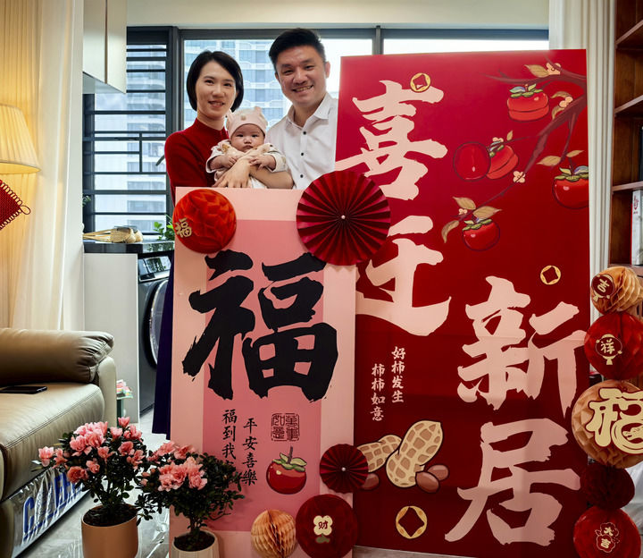 澳门创业青年黄滋才（右）和家人在“澳门新街坊”的家里合影（2024年12月6日摄）。